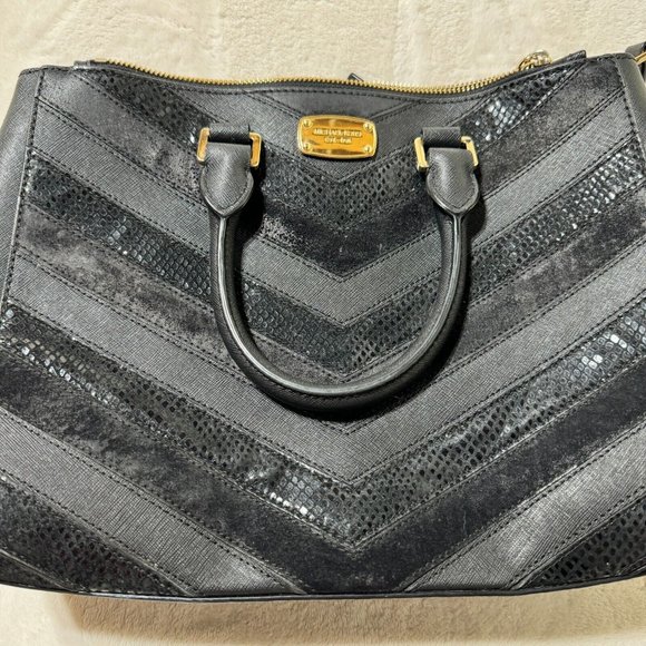 MICHAEL KORS Purse Selma Black Chevron Patchwork Design w/ Adjustable Strap - Picture 10 of 16